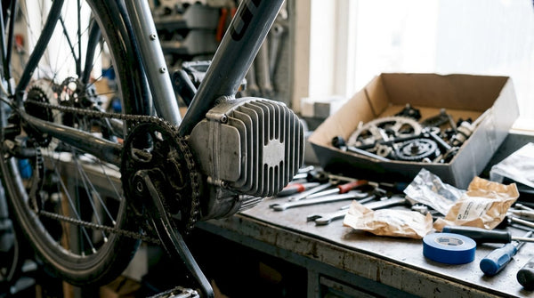 Detailopname van het koelingsomhulsel van een e-bike motor in de buitenlucht